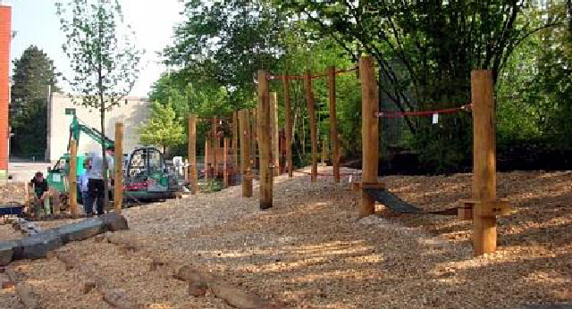 aktuelles 2011.05 - Schule Am Peckhaus, Einbau der Spielger�te