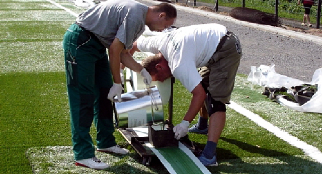 aktuelles 2010 - Verlegung Kunstrasen auf der Sportanlage Hinter den G�rten